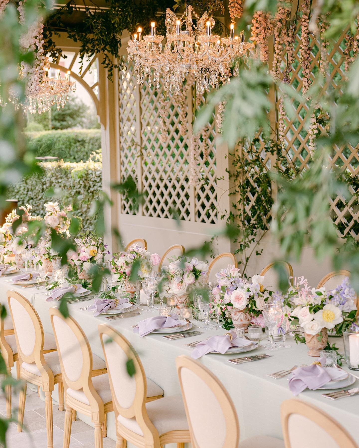 Delicate florals, greenery, light linens and calligraphed details: These details will never go out of style 🌿

The curated and exquisite taste of @matthewrobbinsdesign @robbinsotoya collaborating with @pinacate0202  always hits the mark for a timele