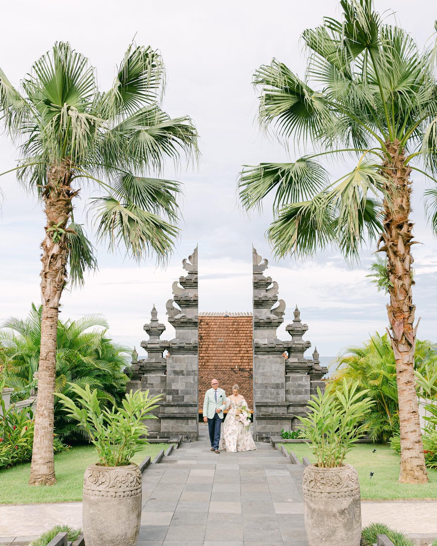 This father and daughter moment 🌿 

@jpluxuryevents @cuquitacookita 
@lacoralinaislandhouse 
@moniquelhuillierbride 

@cuquitac @acarias @orlandocalvo 

#tropicalwedding  #luxurydestinationwedding #bride #brideandfather