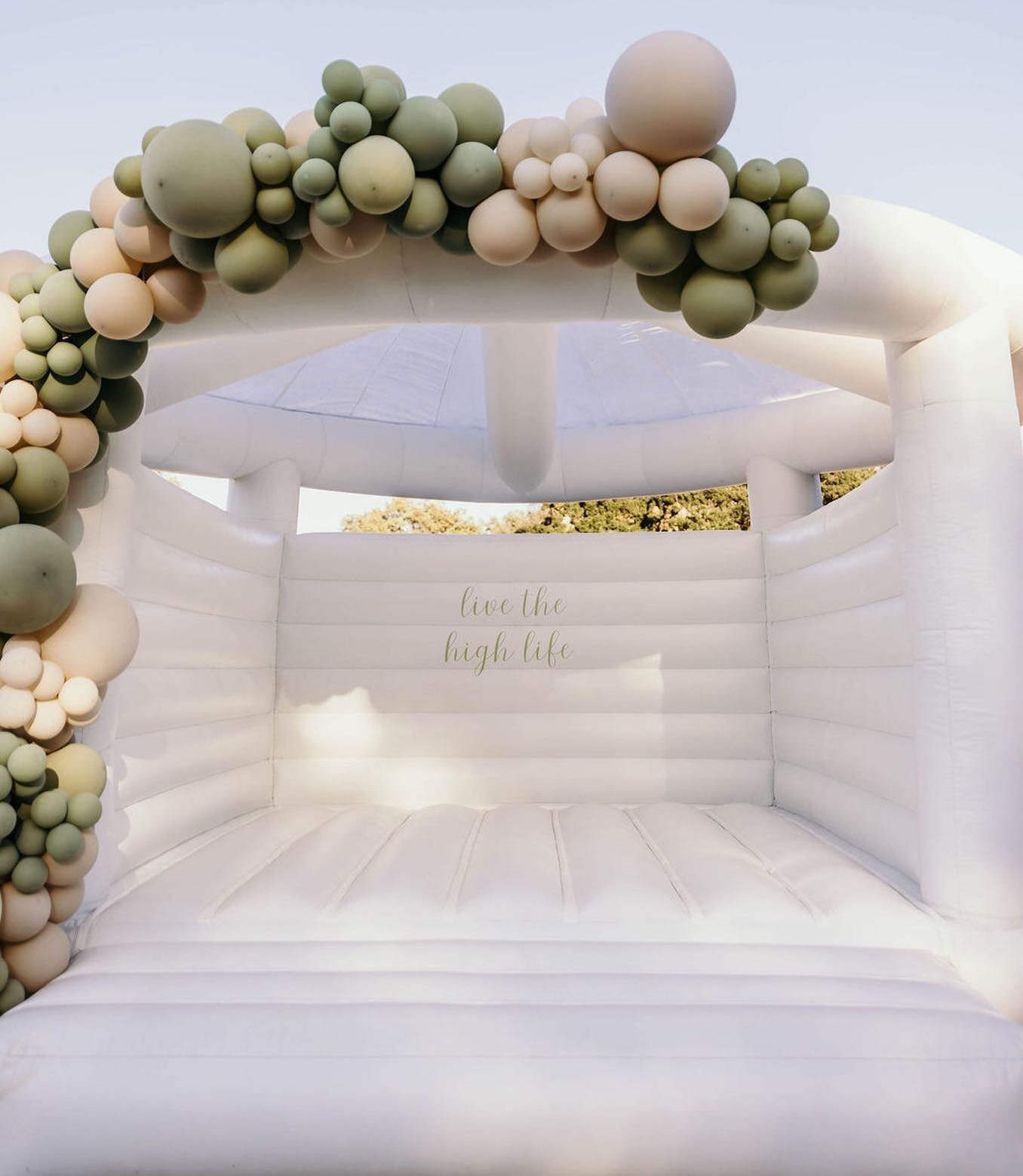 Live the high life with a bounce house and balloons at your wedding 😉

Bounce House | @sdbounceevents 
Balloons | @lola_mia_balloons 
Photography | @monica_hunt_photography 

#whitebouncehouse #whitebouncehousesandiego #modernbouncehouse #balloonssa