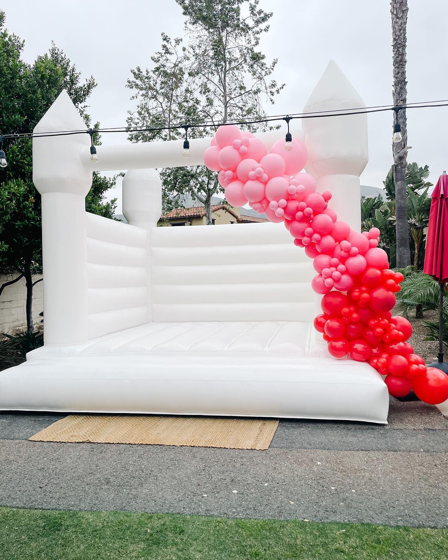 Kicked off last weekend with this set up for The Crosby Club's Mother's Day Brunch 💕💐

#whitebouncehouse #whitebouncehousesandiego #modernbouncehouse #balloonssandiego #balloondecor #balloongarland #sandiegoparty #sandiegopartyplanner #sandiegopart