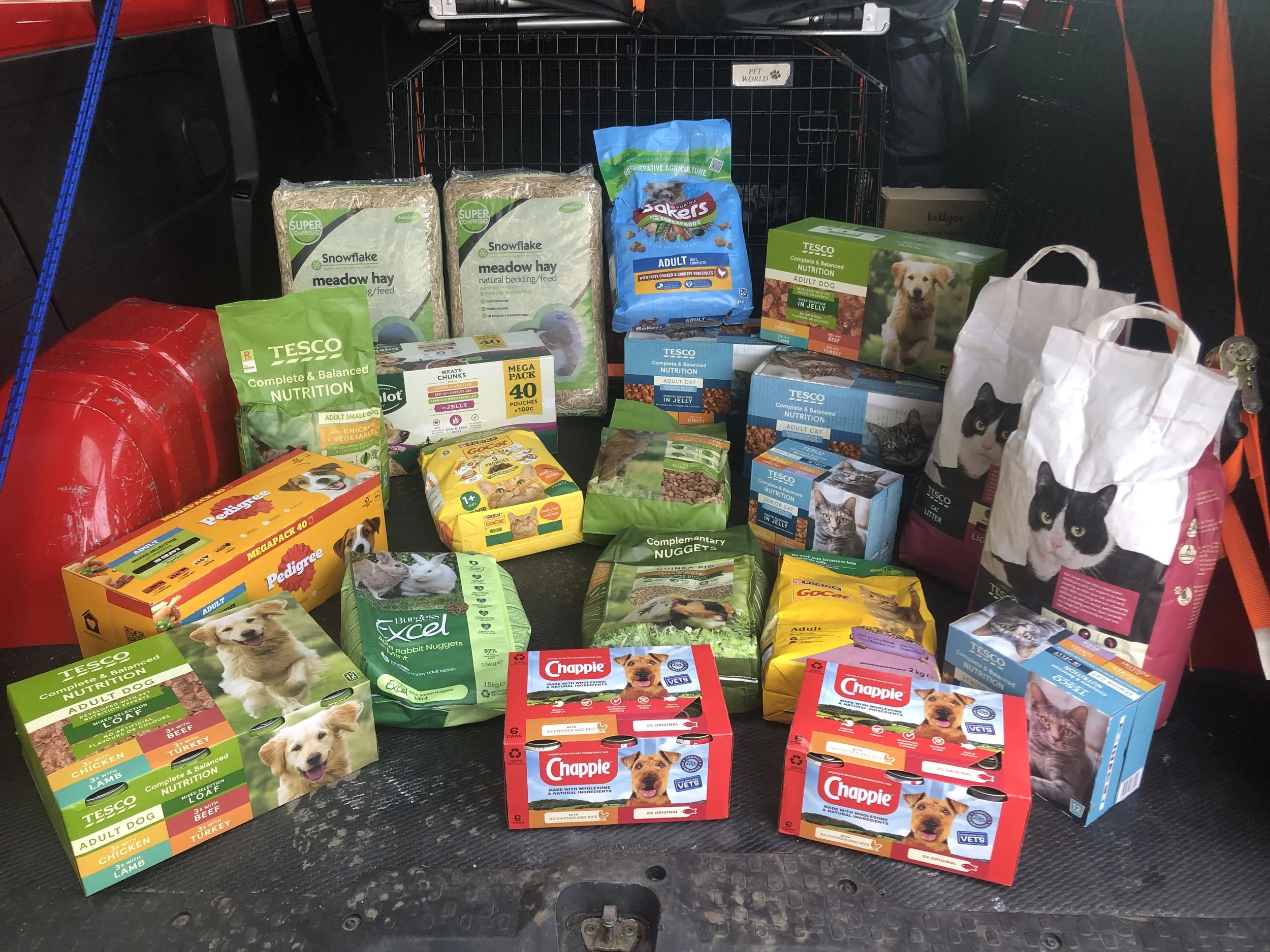 All the Team would like to thank Lucy and the Team at Hafren Vets Newtown for another amazing donation of pet food, they brought with the funds they raised by selling books and items.
Thank you for your continued support.