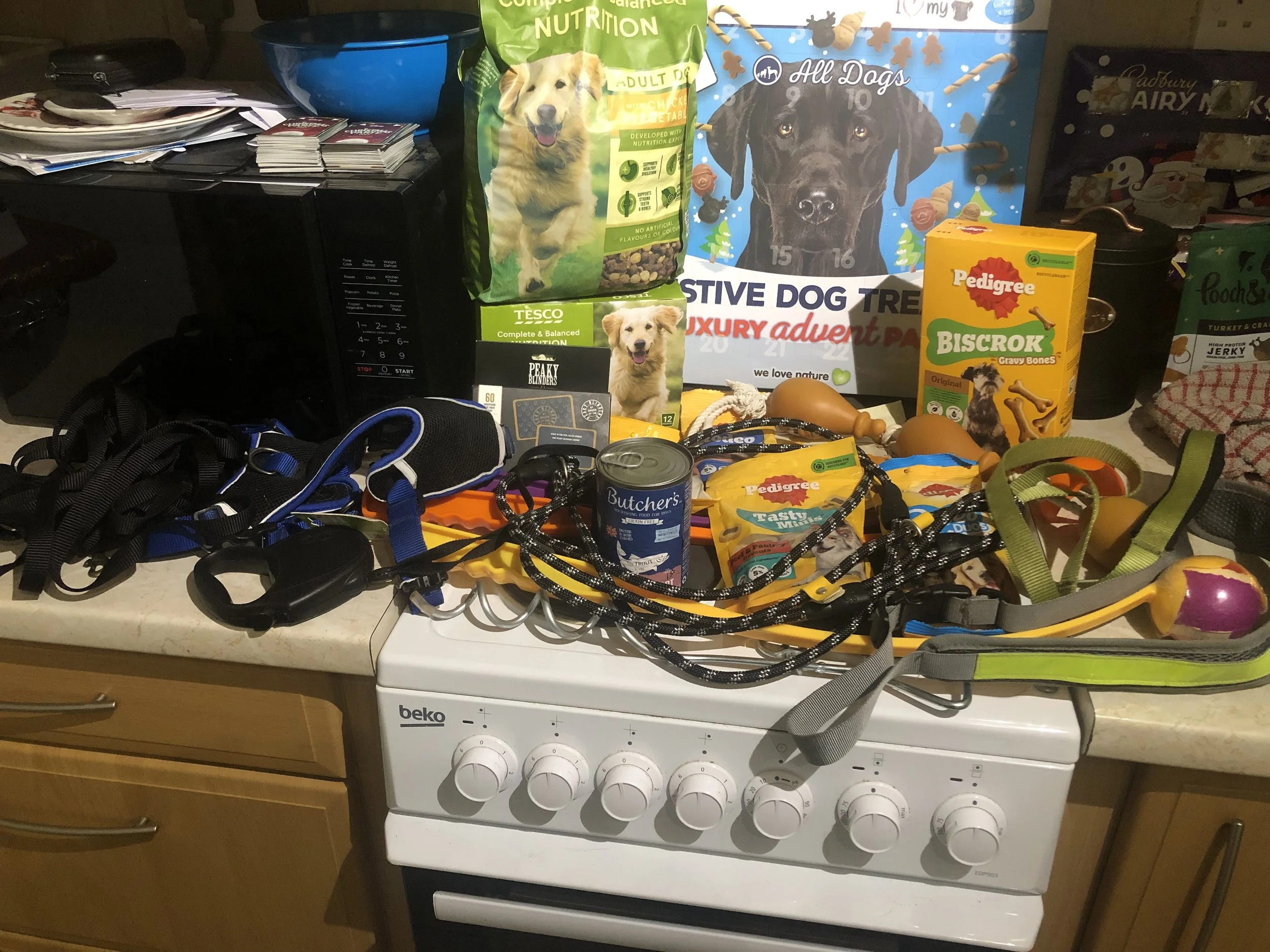 Today we met up with Sheridan Mitchell (Team Member)  in Brecon to collect the wonderful items that she organised for people to donate for Powys Pets In Need, Sheridan also handed over the £50 Raffle money, All the Team are so greatful for all the he