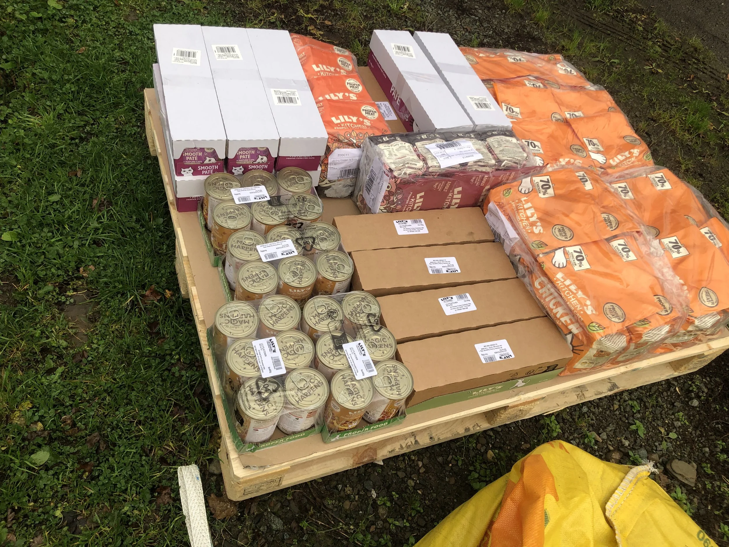 Today we recieved a wonderful donation of Dog and Cat food from Lily's Kitchen we so much appreciate the help and support, especially as times are getting harder for many Families and at this time of the year.
All the Team would like to thank Becci a