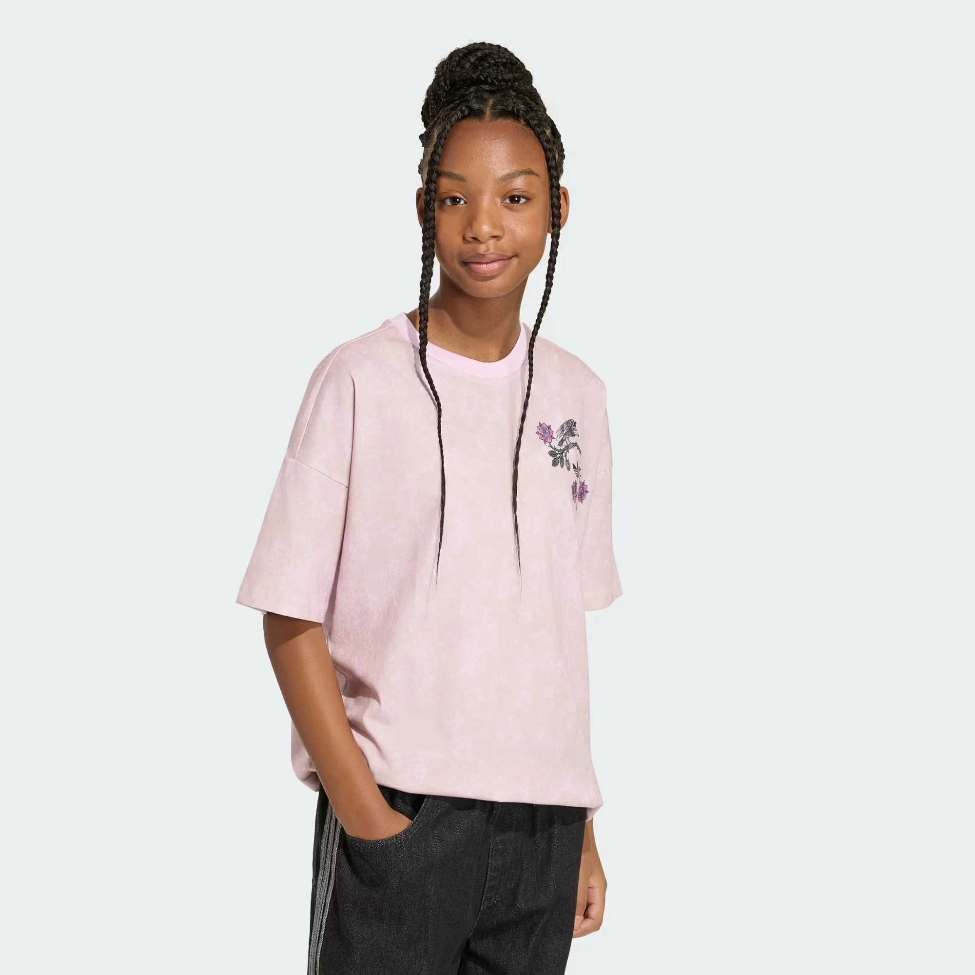 T-SHIRT_ADIDAS_DISNEY_VILLAINS_OVERSIZED_WASHED_GFX_Rosa_KR4662_21_model.jpg