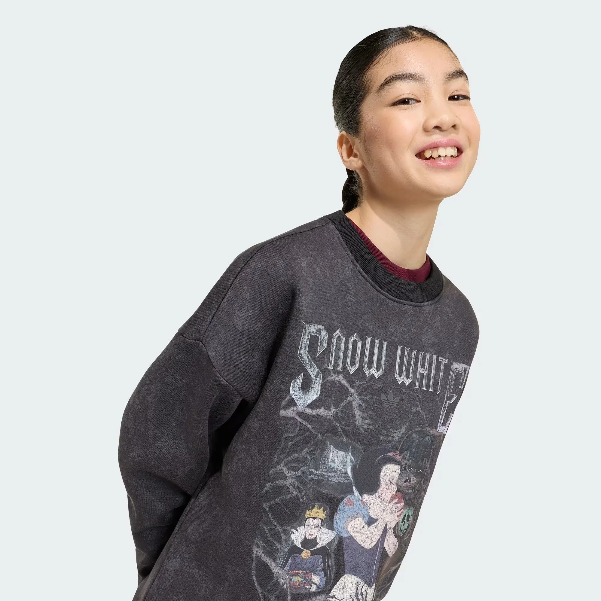 imgi_13_ADIDAS_DISNEY_VILLAINS_OVERSIZED_HOCKEY_CREW_TEE_Black_KQ6086_41_detail.jpg