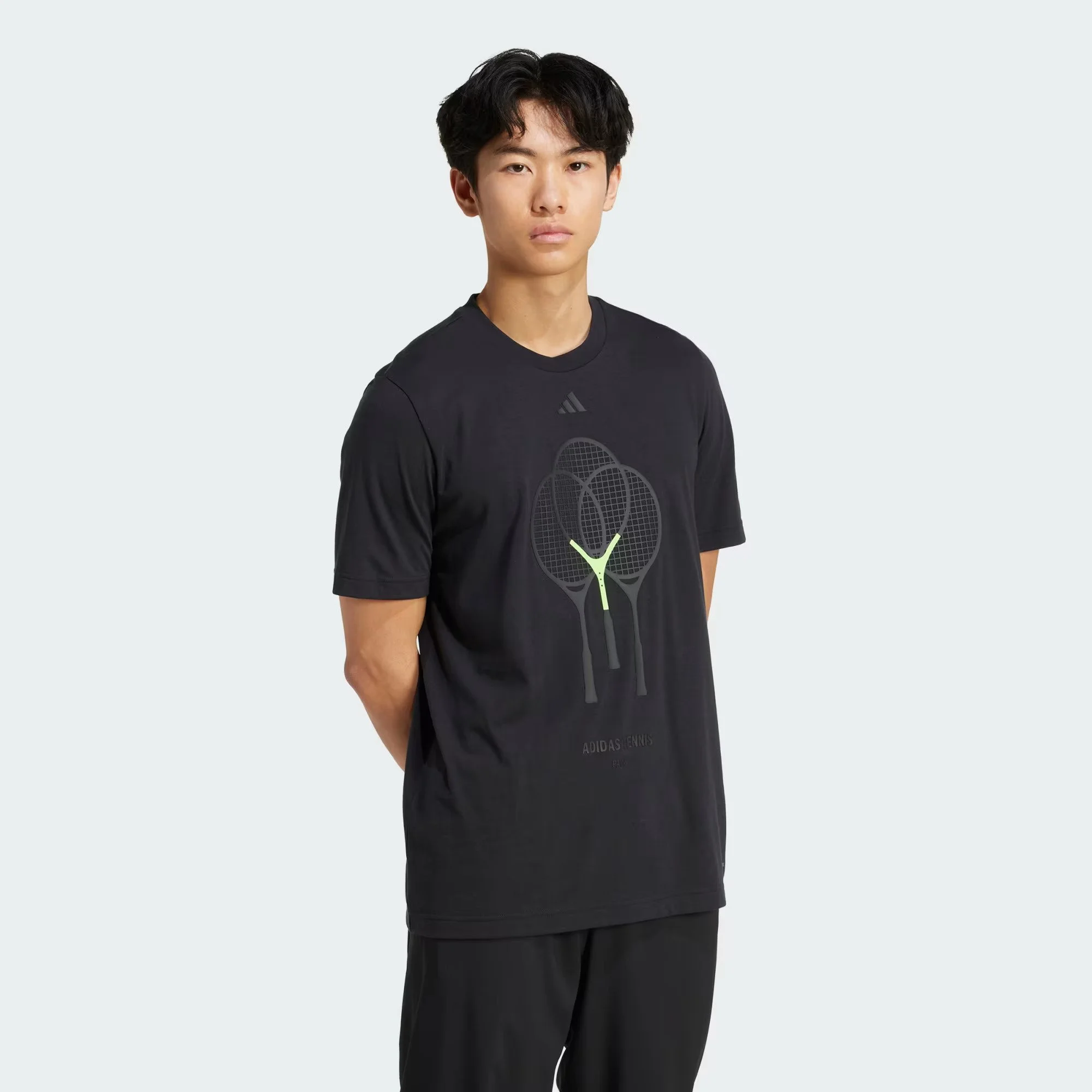 T-shirt_da_tennis_3_Rackets_Graphic_Nero_JJ1410_25_model.jpg
