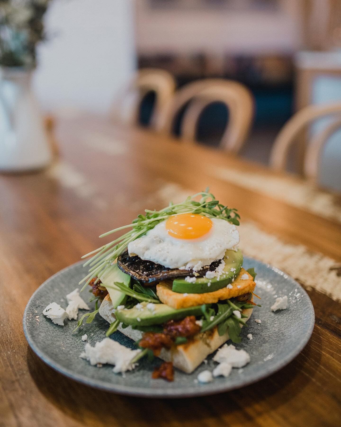 Just one of the awesome specials that you can TAKEAWAY from @treeo_sawtell! Mushroom burger with haloumi, the best relish &amp; loads of other nomnoms. Ring ahead of you don&rsquo;t want to hang around. Get on it&hellip; #sawtelltakeaway #sawtellcafe