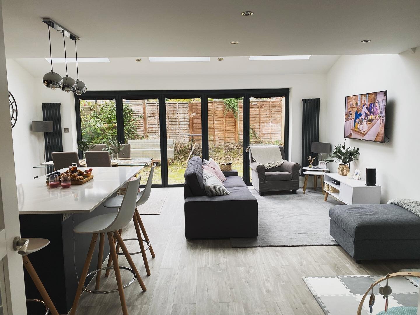 We&rsquo;re excited to start sharing some of the photos from the house renovation we completed in Horsham last year, starting with the open plan kitchen. 
👉🏼 Our customers moved into their new 3 bed house a few months before having their first chil