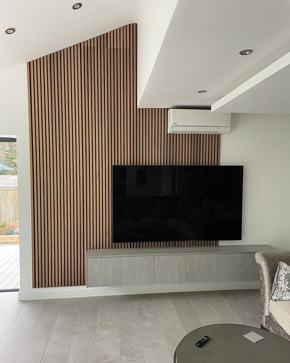 We love the contemporary look of this tv unit we created as part of a big renovation job in Crawley.
⠀
▫️The customer wanted a modern TV area with storage space underneath
⠀
◾️The TV storage units were created with half height kitchen wall units, to 
