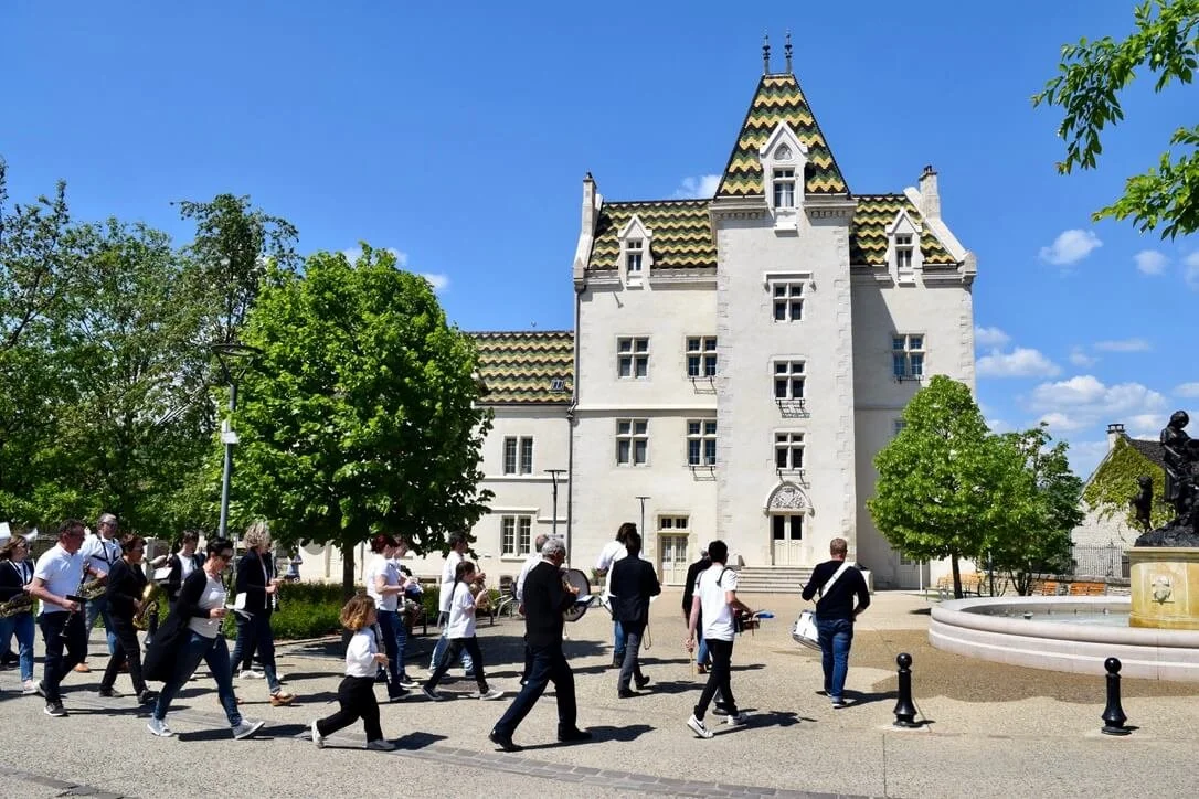 Arriving in Meursault to a marching band!