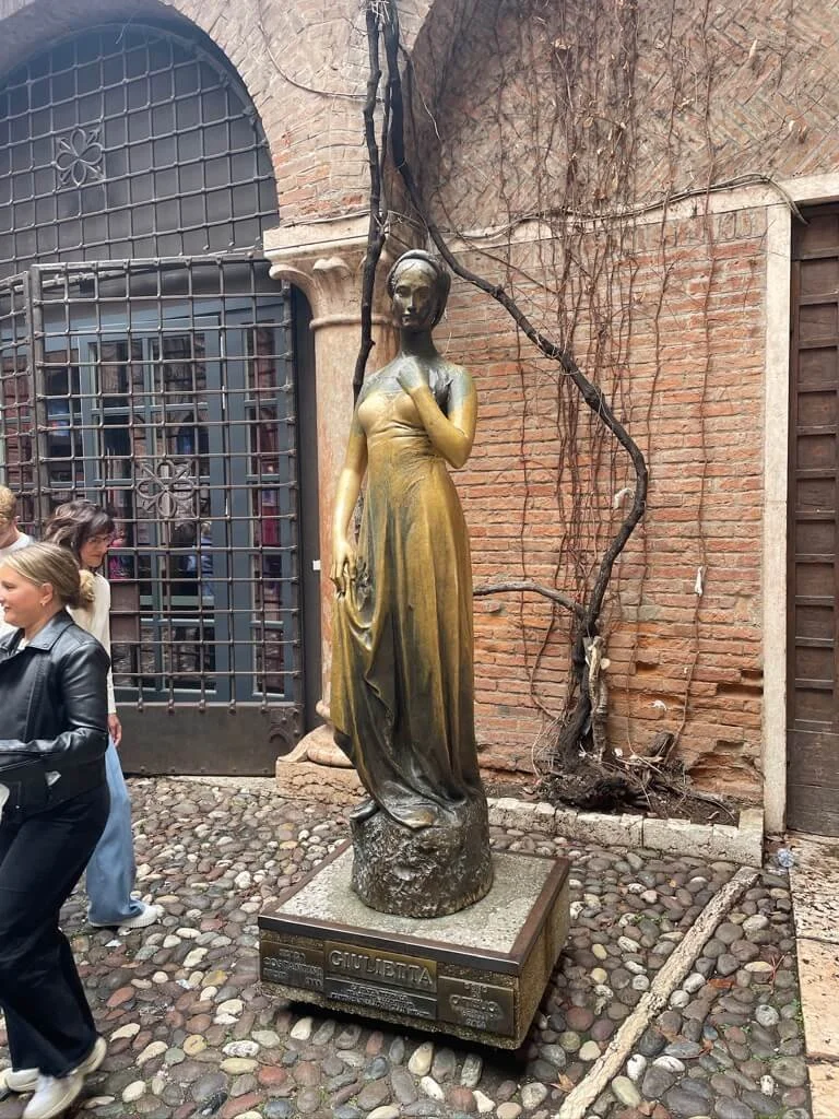 The famous statue of Juliet