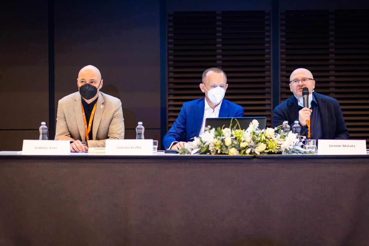 2021 - 30-та урогінекологічна конференція Чеської Республіки. Професор Каліш разом з професором Крофт та професором Машатою головують на засіданні