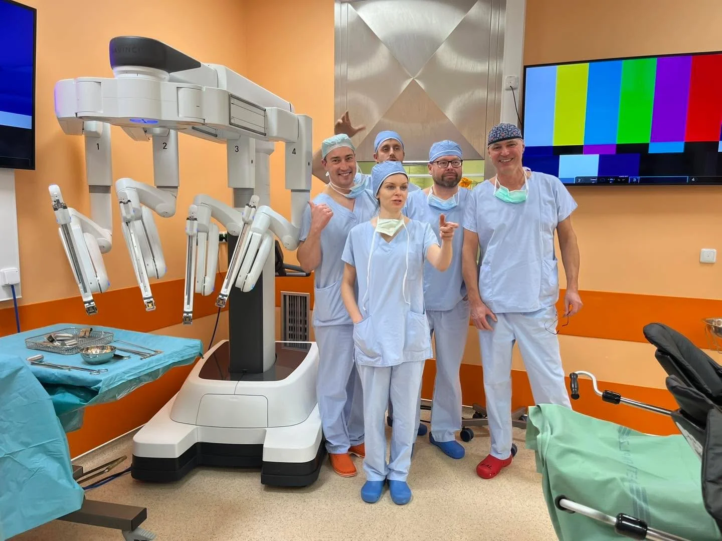 Na&scaron;e robotick&eacute; pracovi&scaron;tě nav&scaron;t&iacute;vili kolegov&eacute; z Rigy. Nab&iacute;z&iacute;me nejdř&iacute;ve ofici&aacute;ln&iacute; foto, a potom to odr&aacute;žej&iacute;c&iacute; re&aacute;lnou n&aacute;ladu 😉😃 #robotic