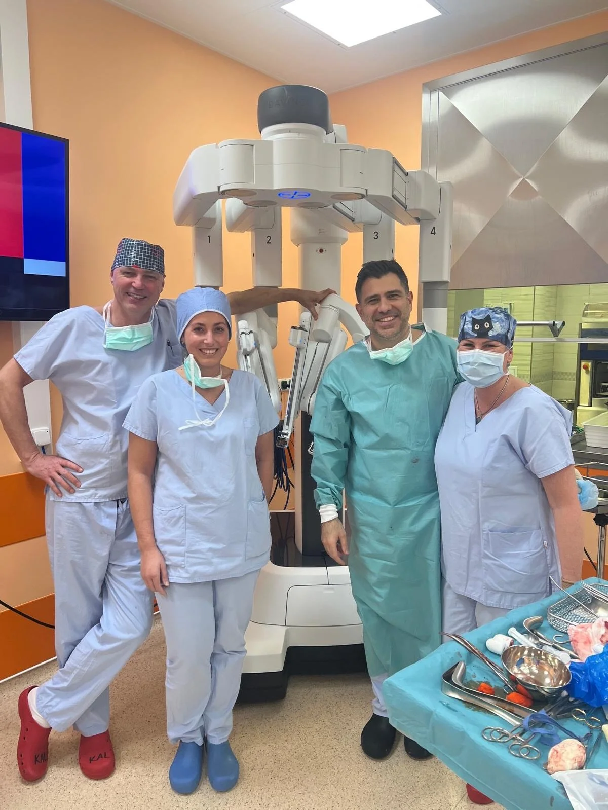 Một ca phẫu thuật độc đáo được thực hiện hôm nay bởi Giáo sư Tiến sĩ Vladimír Kališ! Phẫu thuật nâng ngực bằng robot theo phương pháp Davydov. Kỹ thuật phẫu thuật Davydov đại diện cho một phương pháp hiện đại trong việc tạo hình âm đạo.