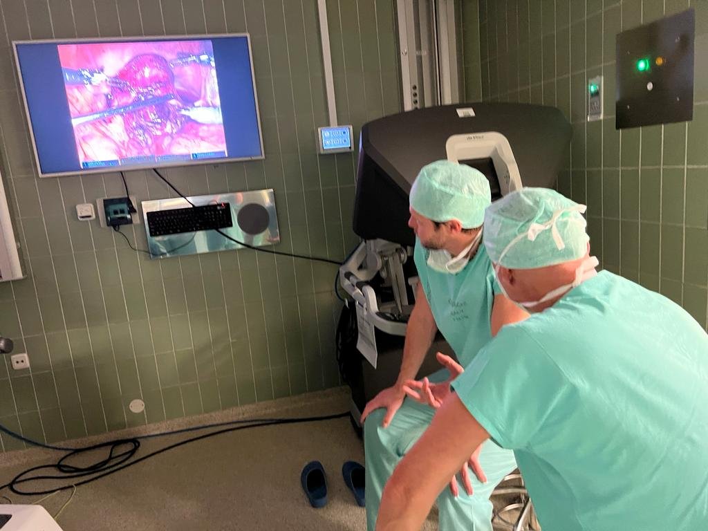 The first robotic urogynecological surgery in Hradec Králové performed by Dr. Dvořák under our supervision.