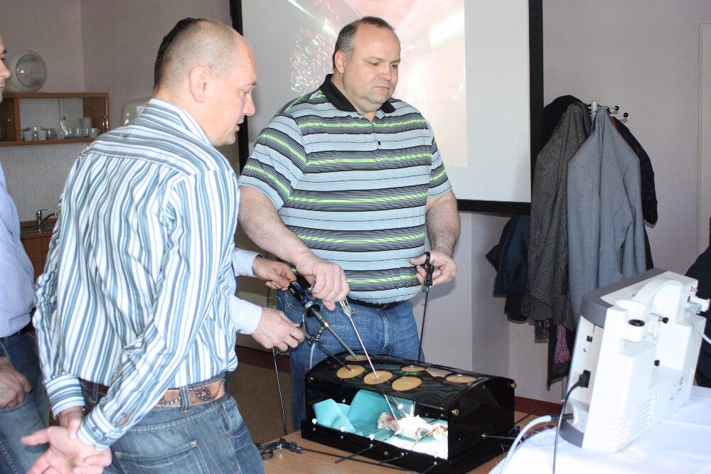 2016 - International Laparoscopic Workshop in Pilsen, Dr. Havíř oversees the technique of the surgery