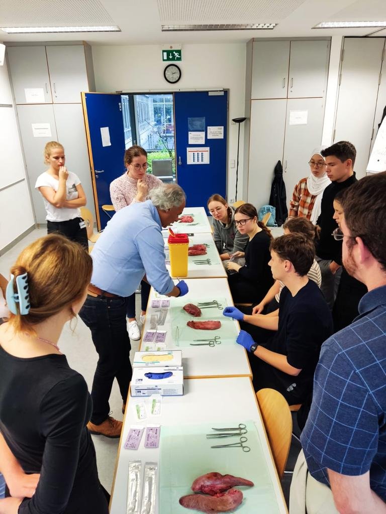 Tại Đại học Heidelberg, chúng tôi dạy các đồng nghiệp trẻ người Đức hiểu các nguyên tắc của phẫu thuật tiết niệu