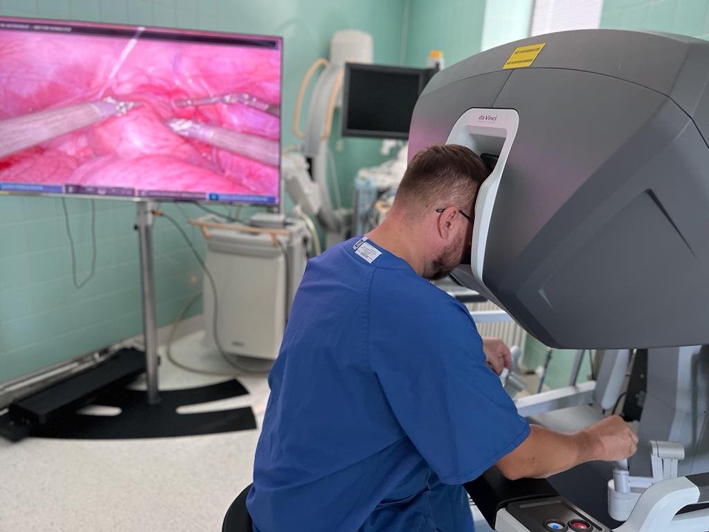 M. Smažinka in the role of console surgeon during robotic urogynecological surgery