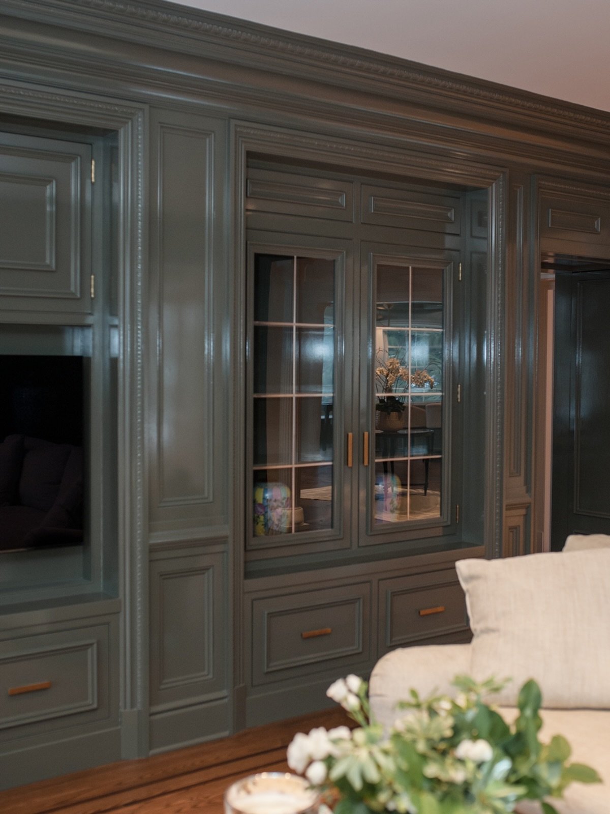This living room is directly adjacent to a stunning kitchen. We used a high-gloss finish on these cabinets which maintains a formal atmosphere and elevates the space.

#custom #cabinetry #customcabinetry #livingroom #highgloss #pittsburghdesign #pitt