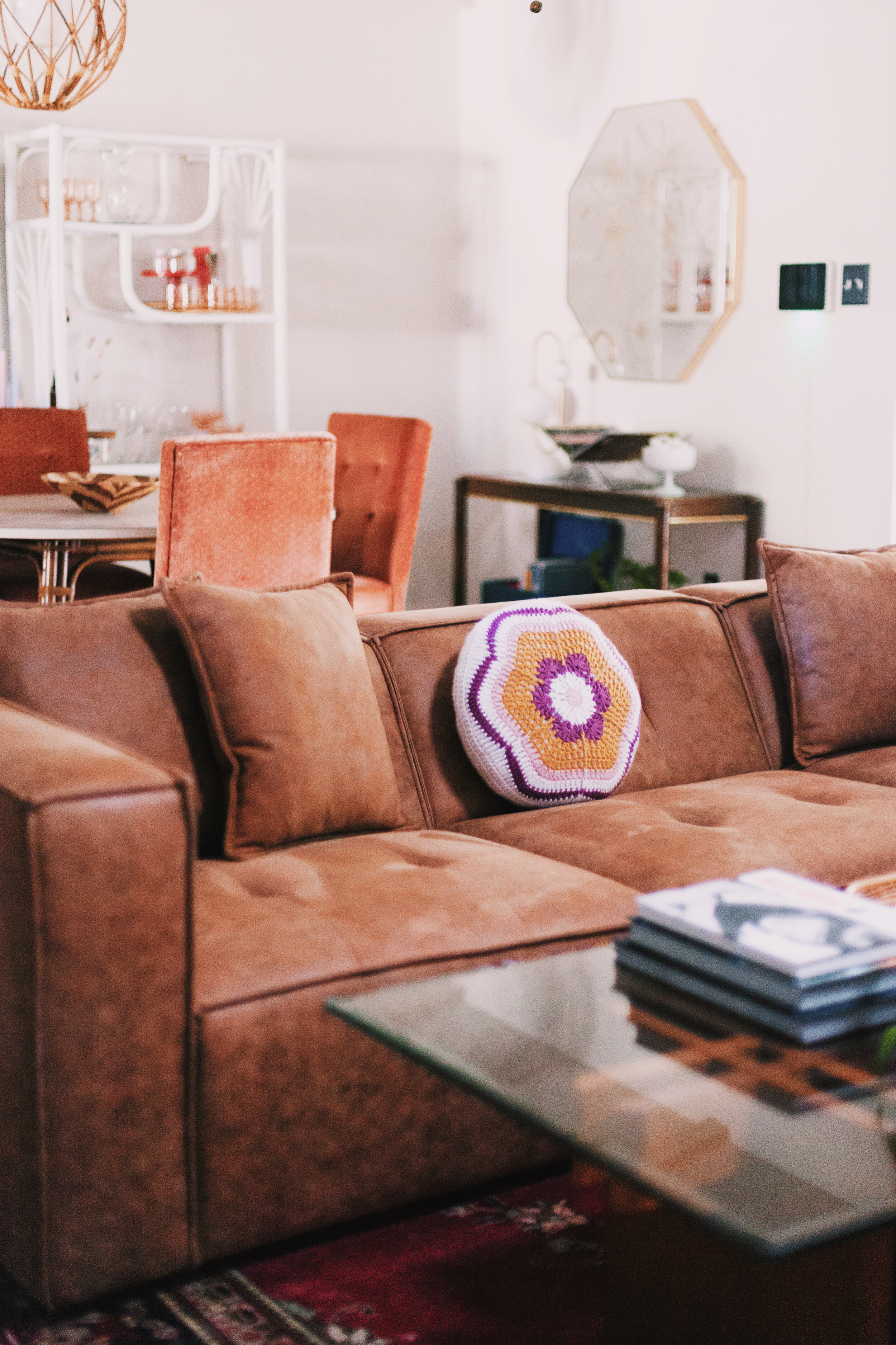 5 Best Throw Pillow Styles for a Colorful Mid-Century Sofa