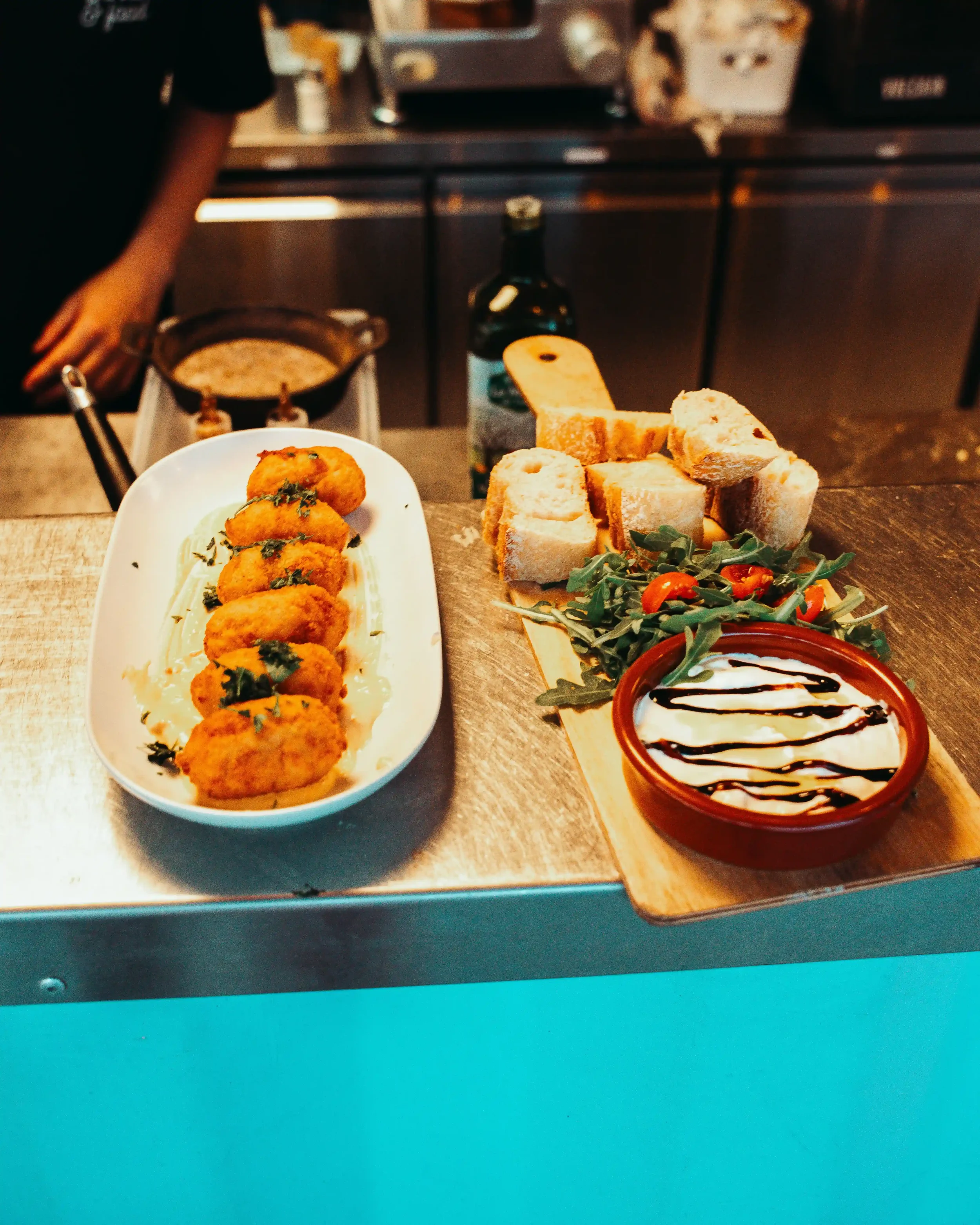 Deux planches de tapas à la Friche Gourmande Toulouse.webp