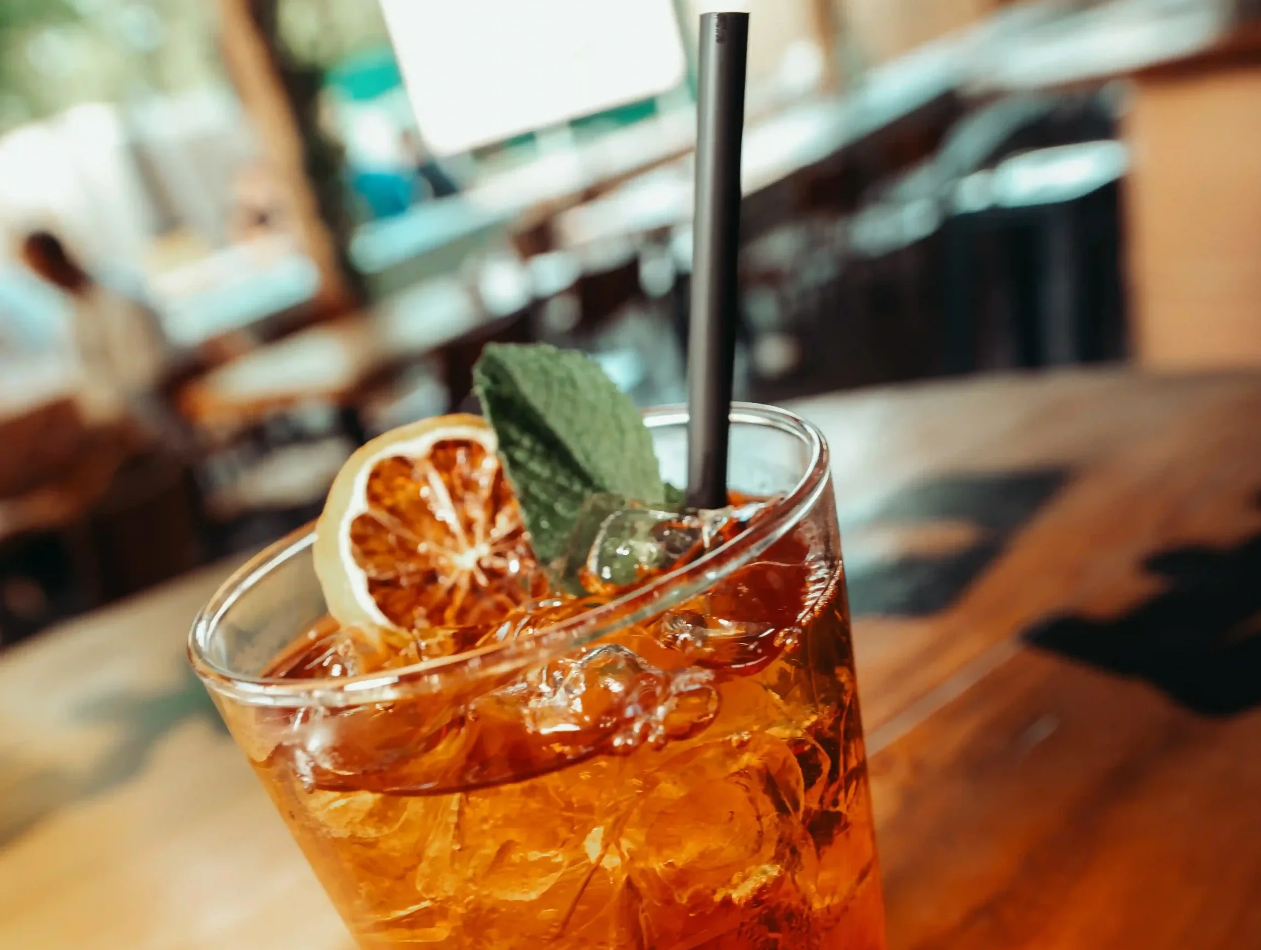 Un cocktail orange sur une table à la Friche Gourmande Toulouse