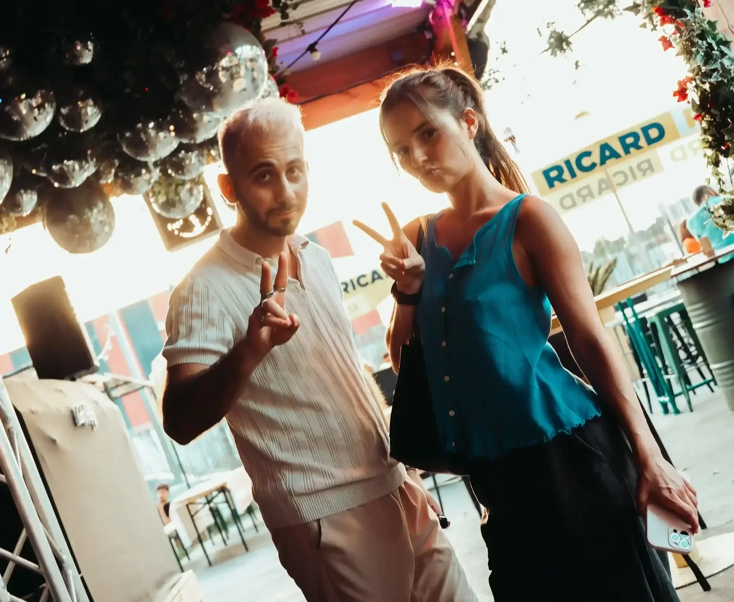 Deux membres de l'équipe qui font un V sur la terrasse de la Friche Montaudran Toulouse