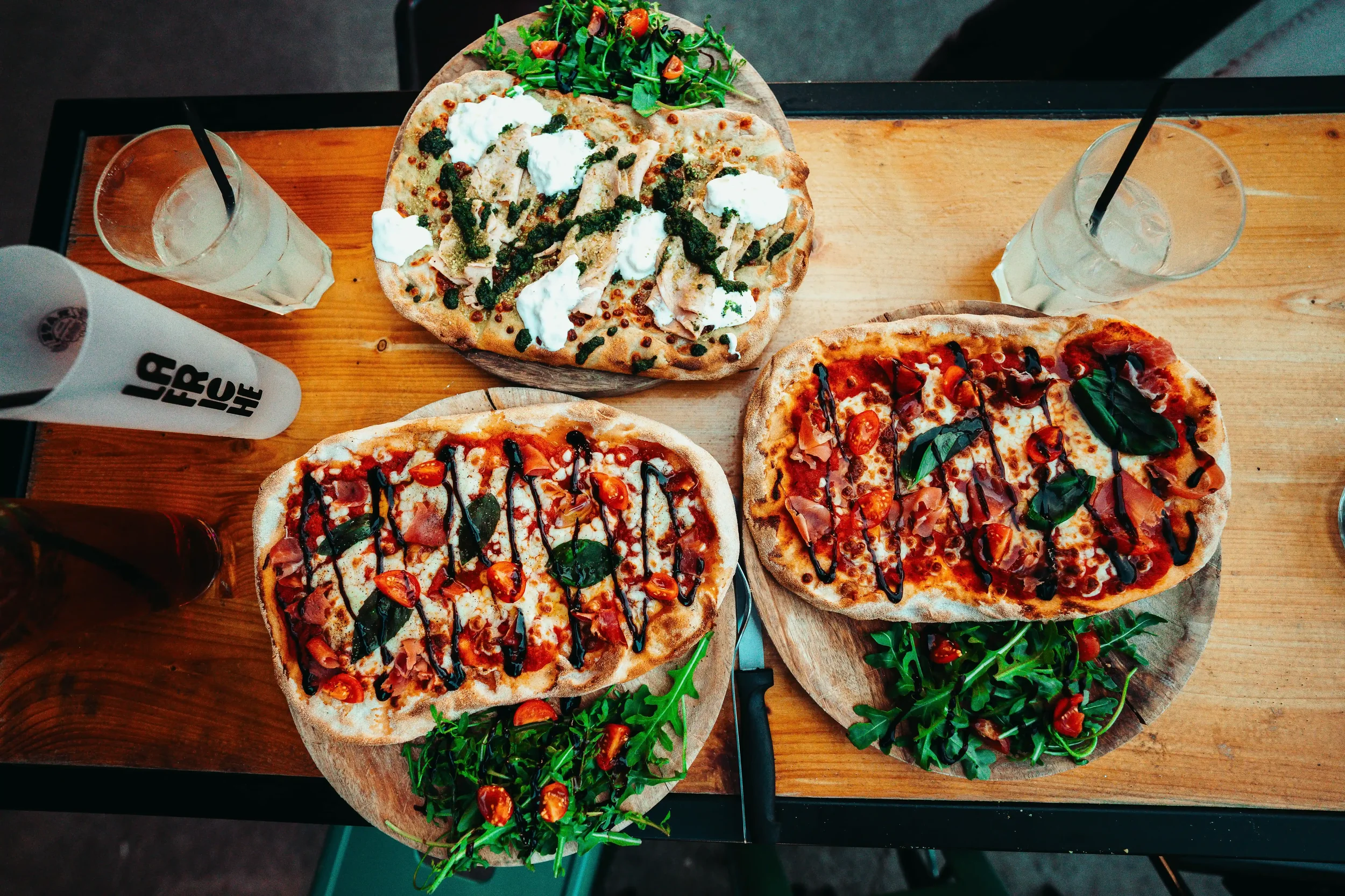 3 pizzas sur une table de la Friche Gourmande Toulouse.webp