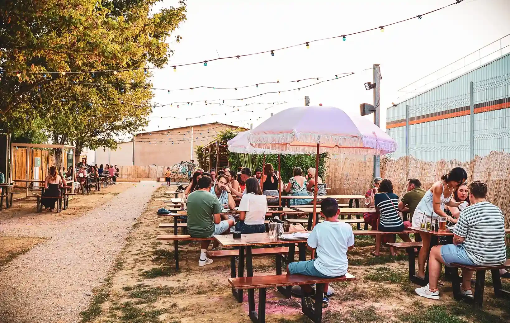 Terrasse extérieur avec des gens assis.