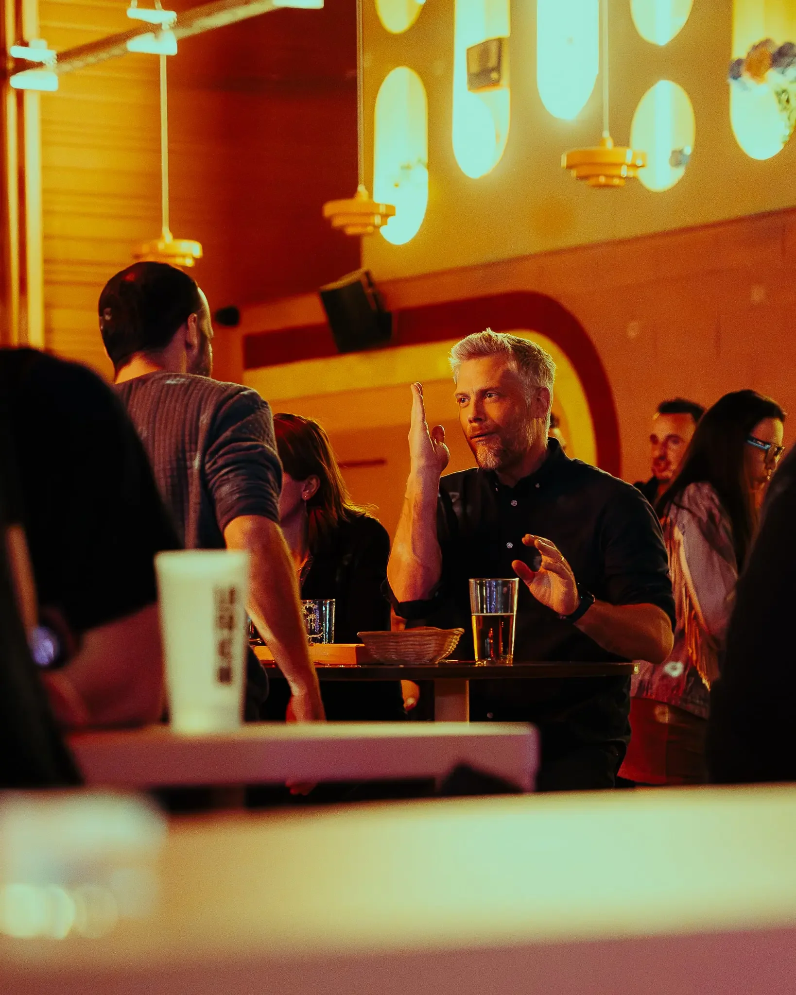 Un homme dansant le robot à la Friche Gramont Toulouse.webp