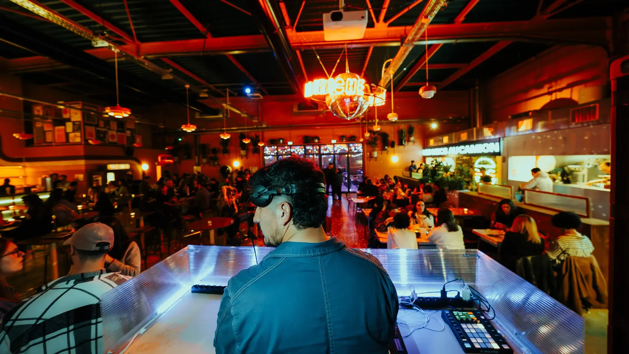 Dj-set en intérieur à la Friche Gramont Toulouse.webp