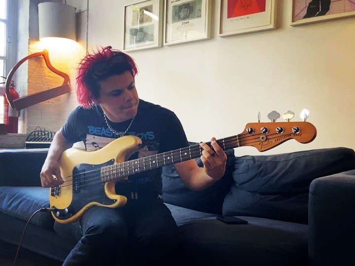 Keeping the bass lines funky with @yungblud in our beautifully day-lit Studio 2 this week.

#eastcotestudios 
#recordingstudio 
#londonrecordingstudio
