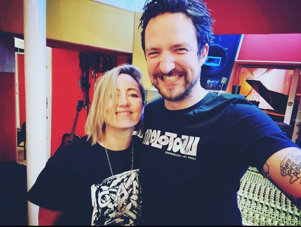 Was a treat to have these two absolute legends in our Studio 1, KT Tunstall and Frank Turner making something really special 

📷 taken from @kttunstall insta