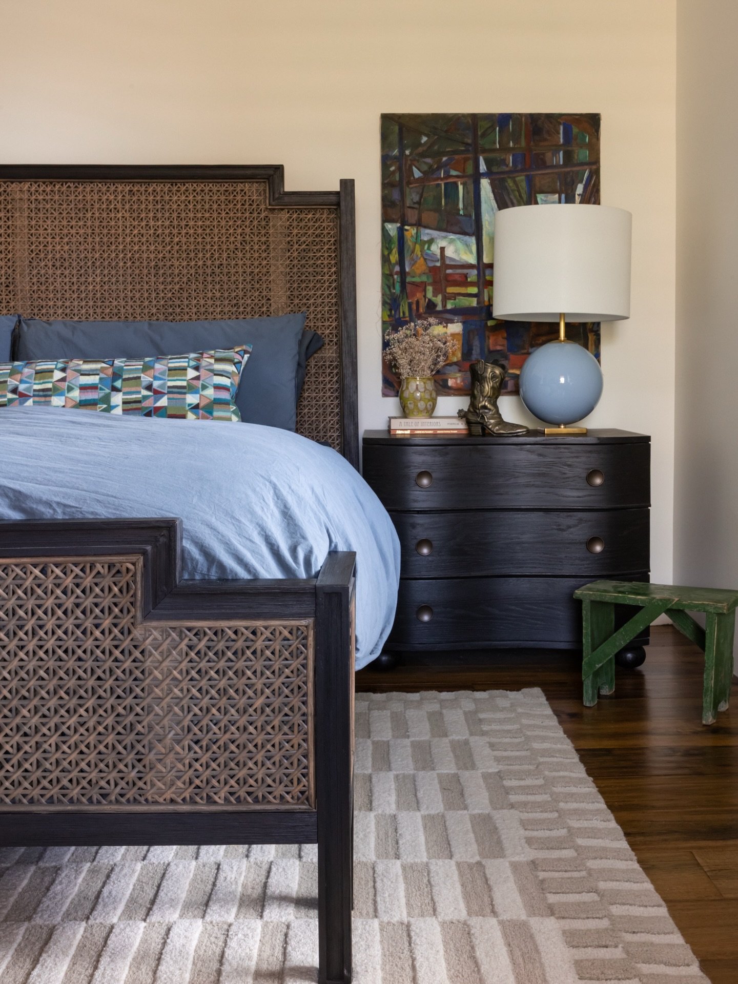 Proof it&rsquo;s okay to keep the investment pieces neutral and bring interest in through art + tchotchkes.

#showmeyourtchotch #arizonainteriordesigner