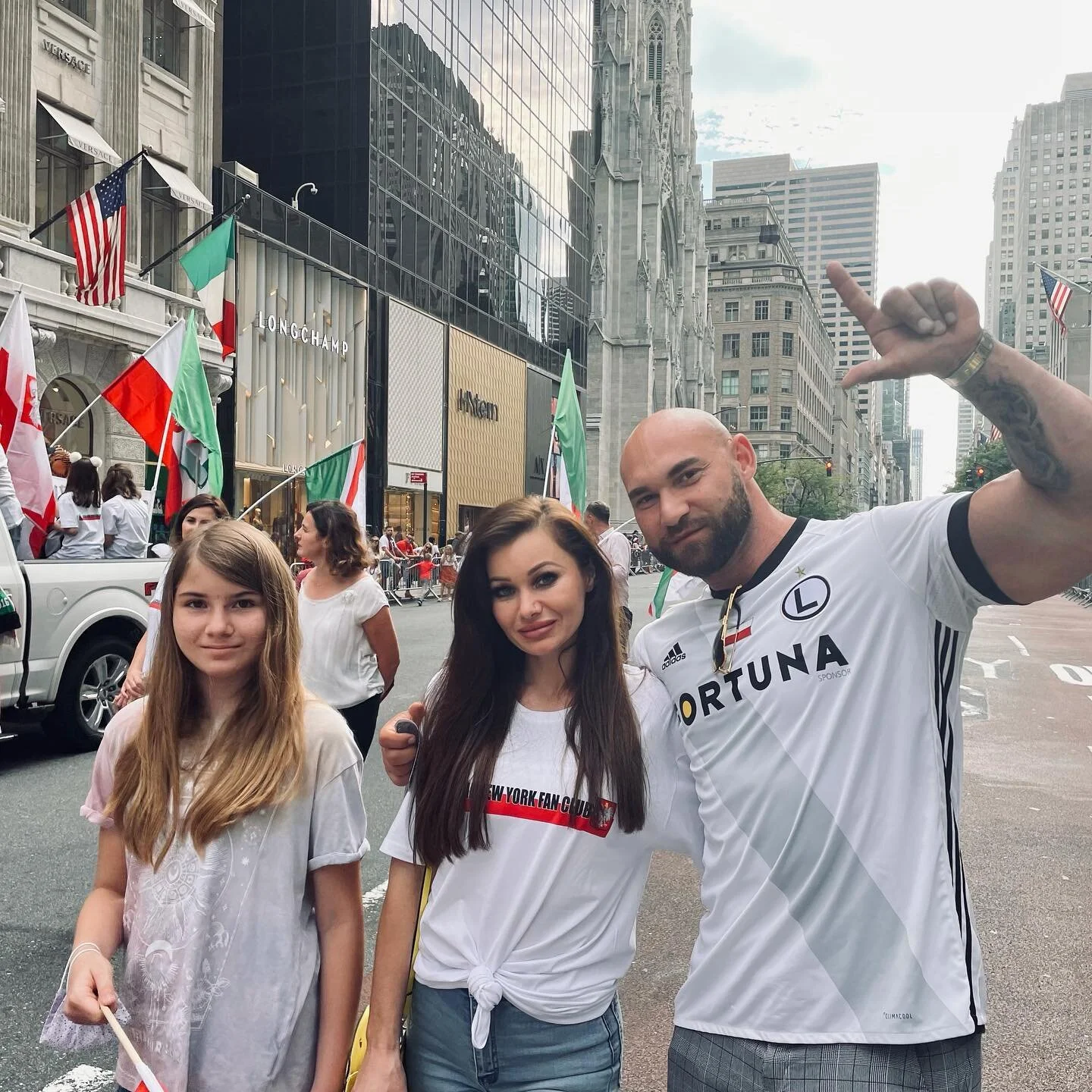 They have no choice 🤣 I love you honey 😘 @paulafit_beauty #family #parade #manhattan #legia #warszawa #warszawiak #stolica #mojklub #happy #hapiness #goodtime #fun #sunday