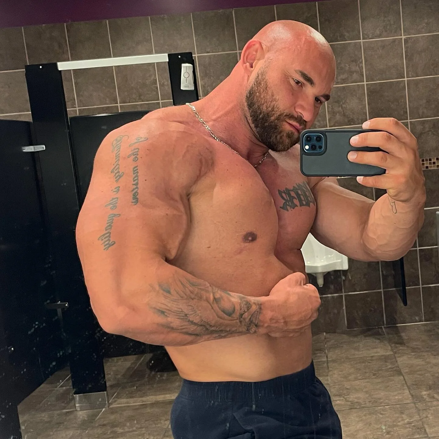 Mirror #flex as always #💪🏼 #bodybuilding #bodybuilder #motivation #determination #dedication #workout #gym #gymmotivation #selfie #train #training #bidybuildingmotivation #posing #classicphysique #gains #posing #trainhard #strong #muscular #muscle 