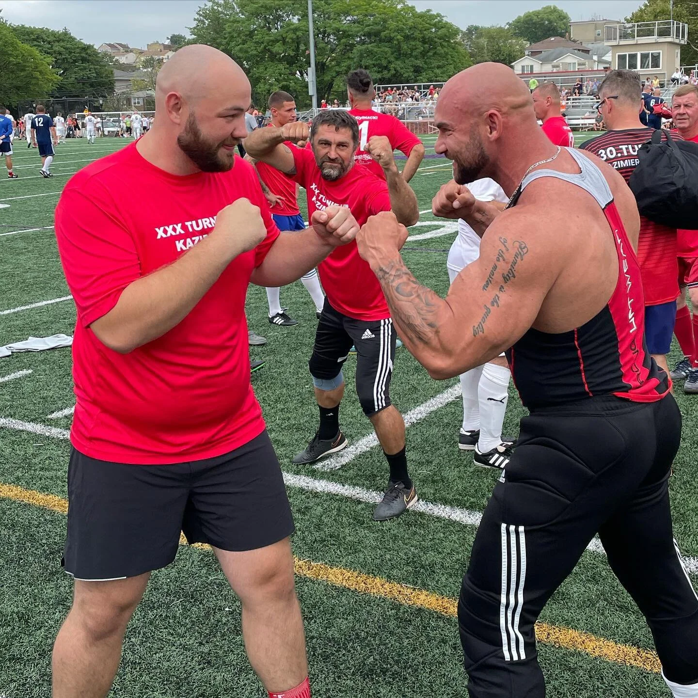 Round 1? Not with this guy! In one soccer team with our Polish Champ @akbabyface 🙌🏼 #polishboy #bodybuilder #fight #boxing #boxer #training #sport #hardwork #hardworkpaysoffs #workout #motivation #strong #polishpower #beast #beastmode #passion #act