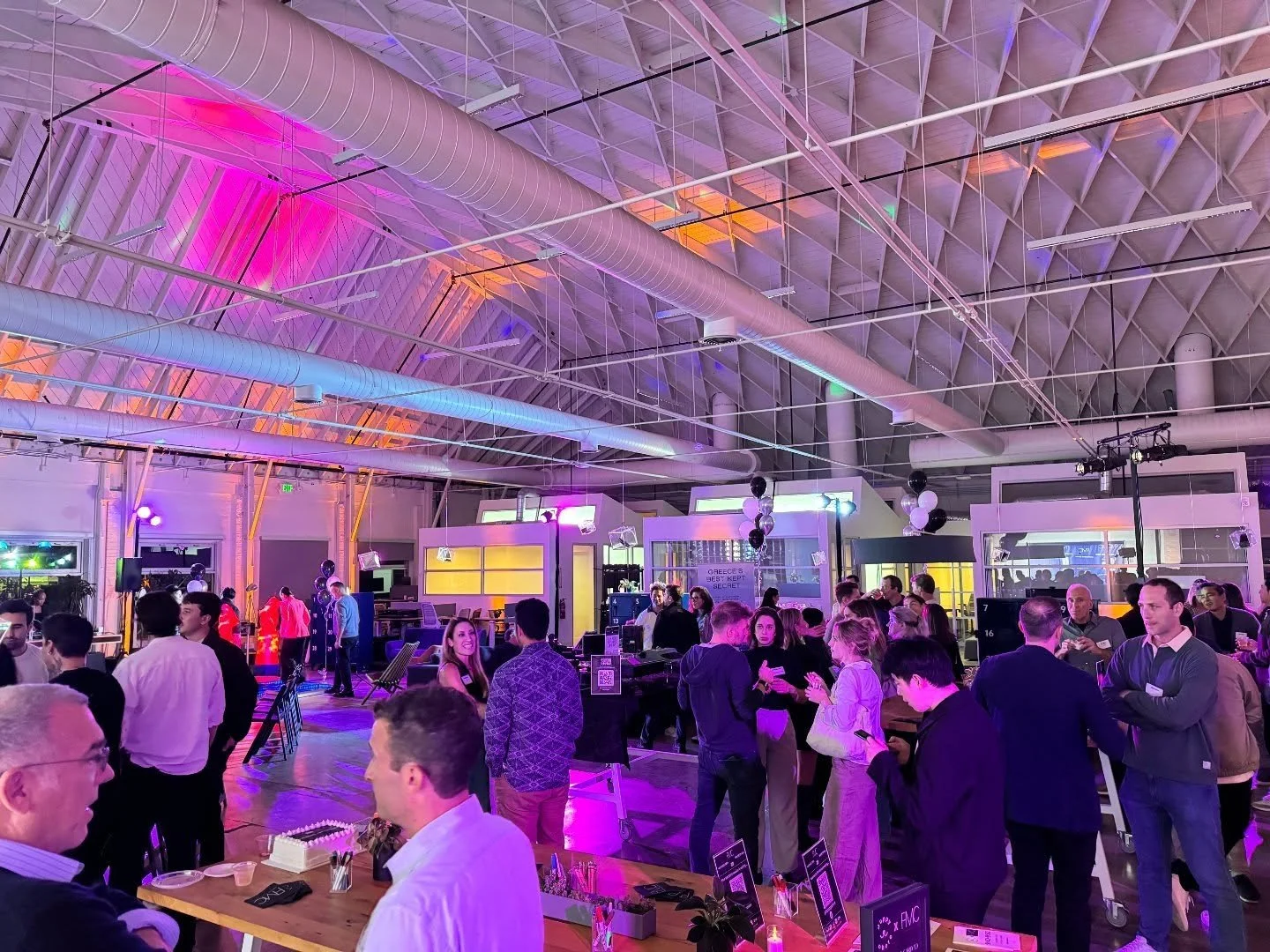 These creative creators really brought BLANKSPACES Downtown Santa Monica to life last night for their cultural salon! From the lighting, to the food truck, and most importantly: PUPPIES?! 🐕🐶🐾