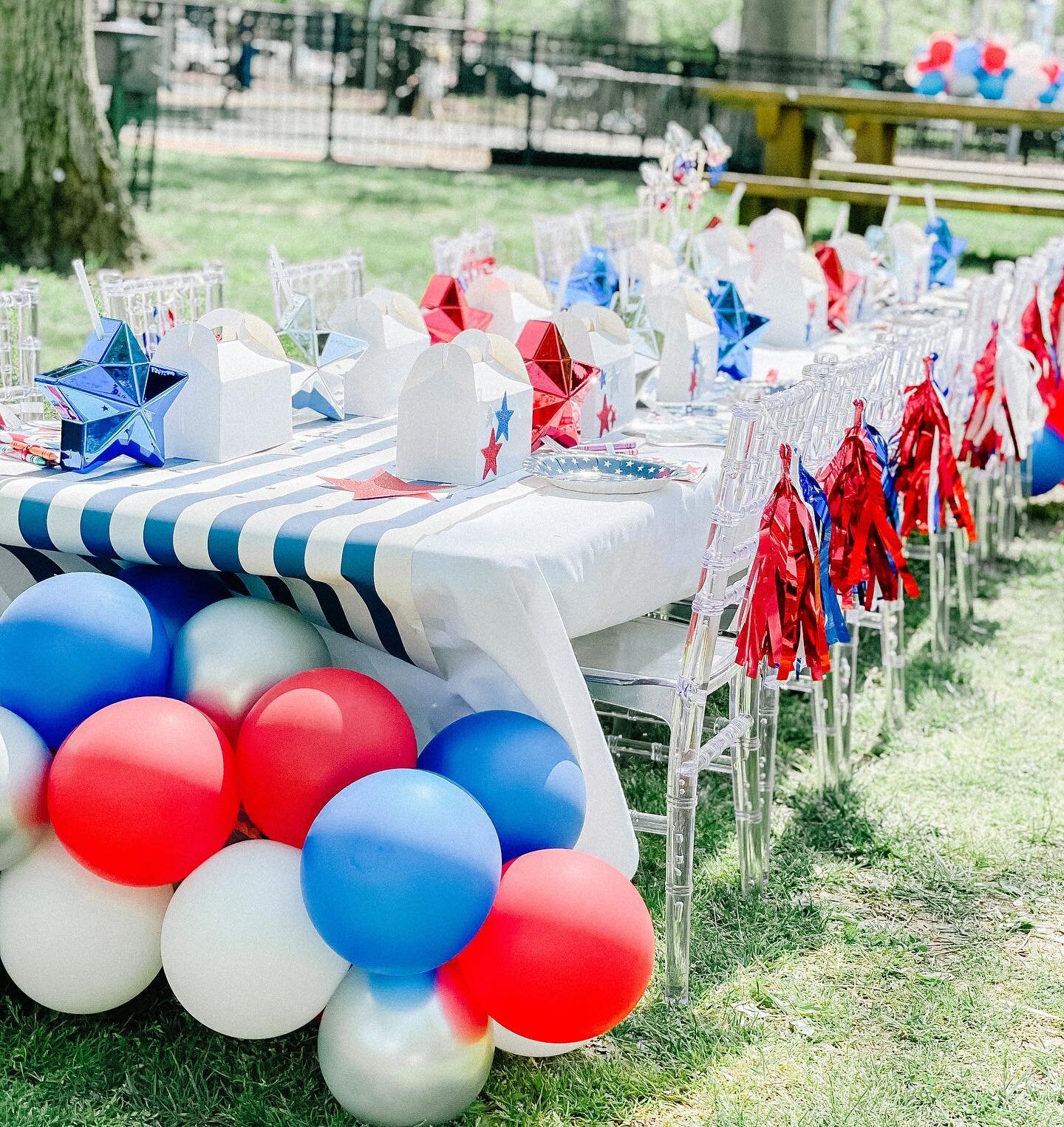 Memorial Day weekend is in less than 3 weeks! 
The kick-off to summer 🇺🇸
Love this patriotic table + I know it&rsquo;ll dress up any BBQ!