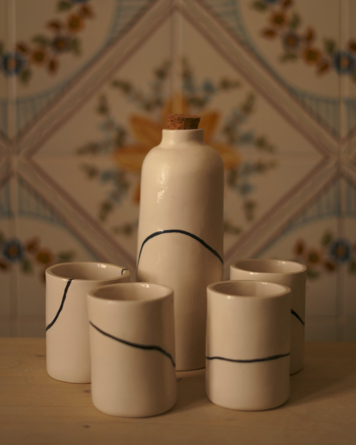 botella linea negra- azulejos.jpg