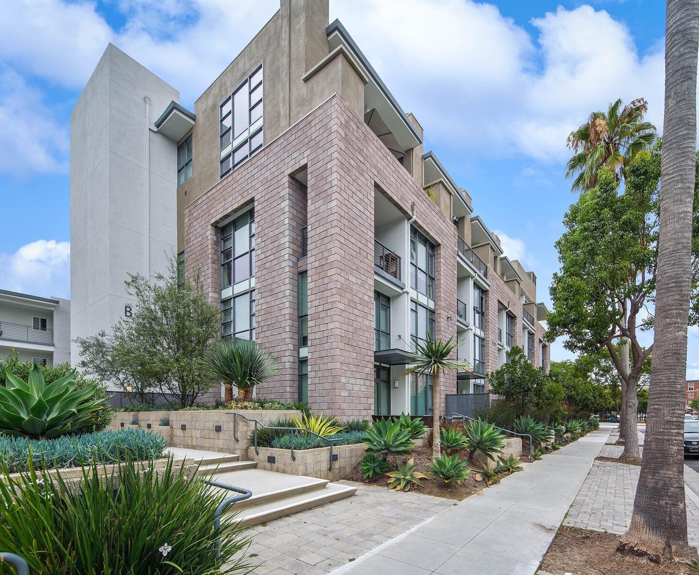 Just Sold Off-Market 🤍 Impressive Loft Townhome in Playa Vista 🤍
Experience the best of Silicon Beach living in this impressive Loft townhouse located in the heart of Playa Vista within the coveted Concerto Lofts.

Moving through a private entrance