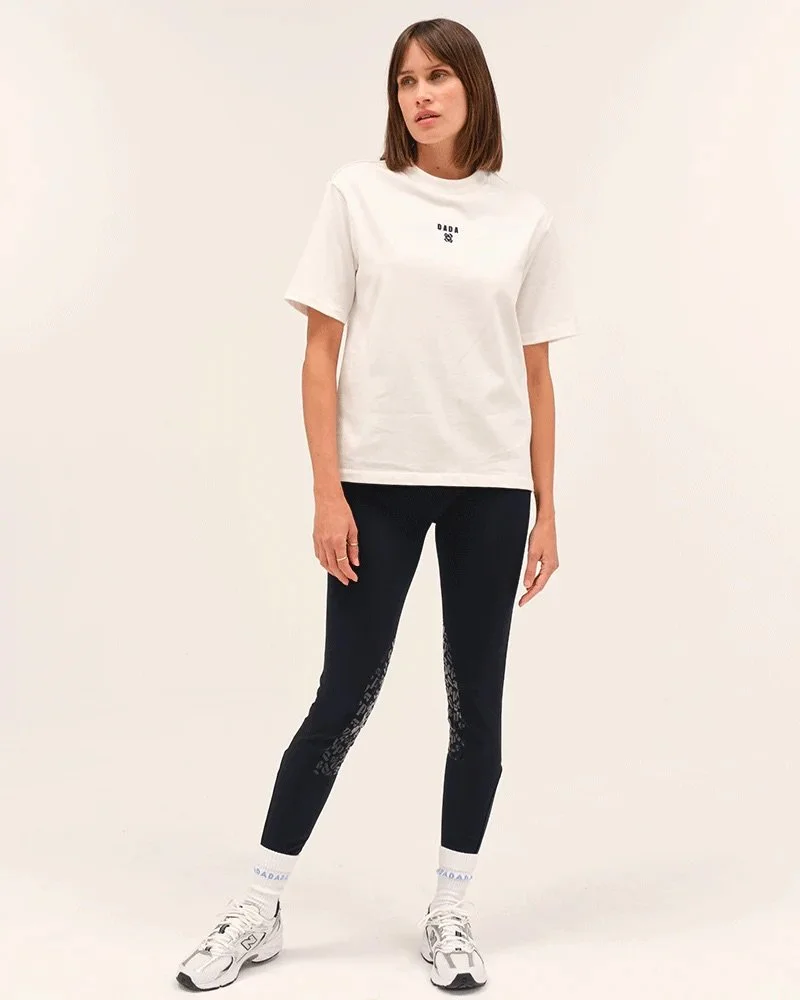 Oasis-tshirt-ecru-dada-sport_0012_260128_DADA_SANTI_SIERRA_18_0010_9583caa8-e73d-40be-b168-8e0252465d1a.jpeg