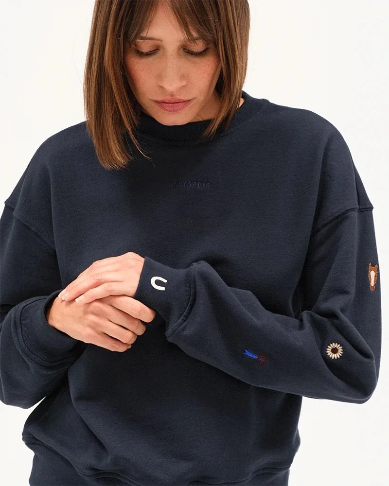 Birman_sweat_navy_0007_260128_DADA_SANTI_SIERRA_07_0046.jpeg