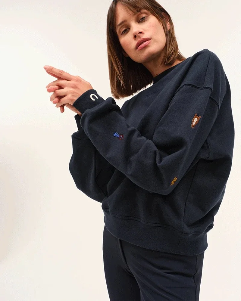 Birman_sweat_navy_0004_260128_DADA_SANTI_SIERRA_07_0065.jpeg