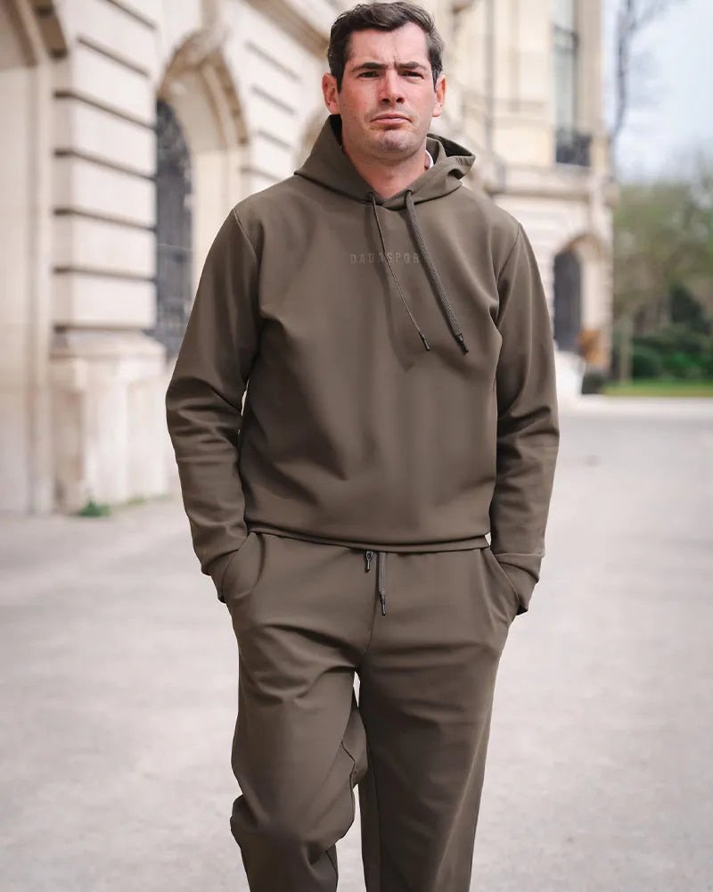 Luigi-sweat-green_bronze-dada-sport_0003_SAUTHERMES2025DADASHOOT-4-RETOUCHE_2_11zon.jpeg