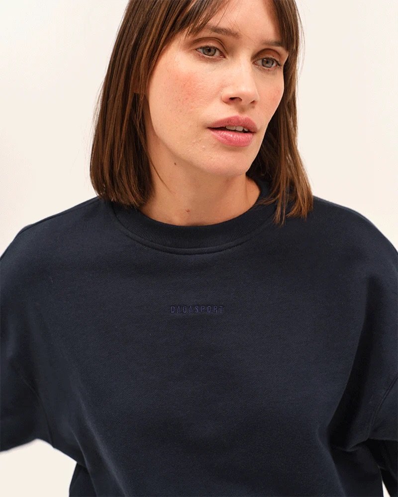 Birman_sweat_navy_0000_260128_DADA_SANTI_SIERRA_07_0084.jpeg