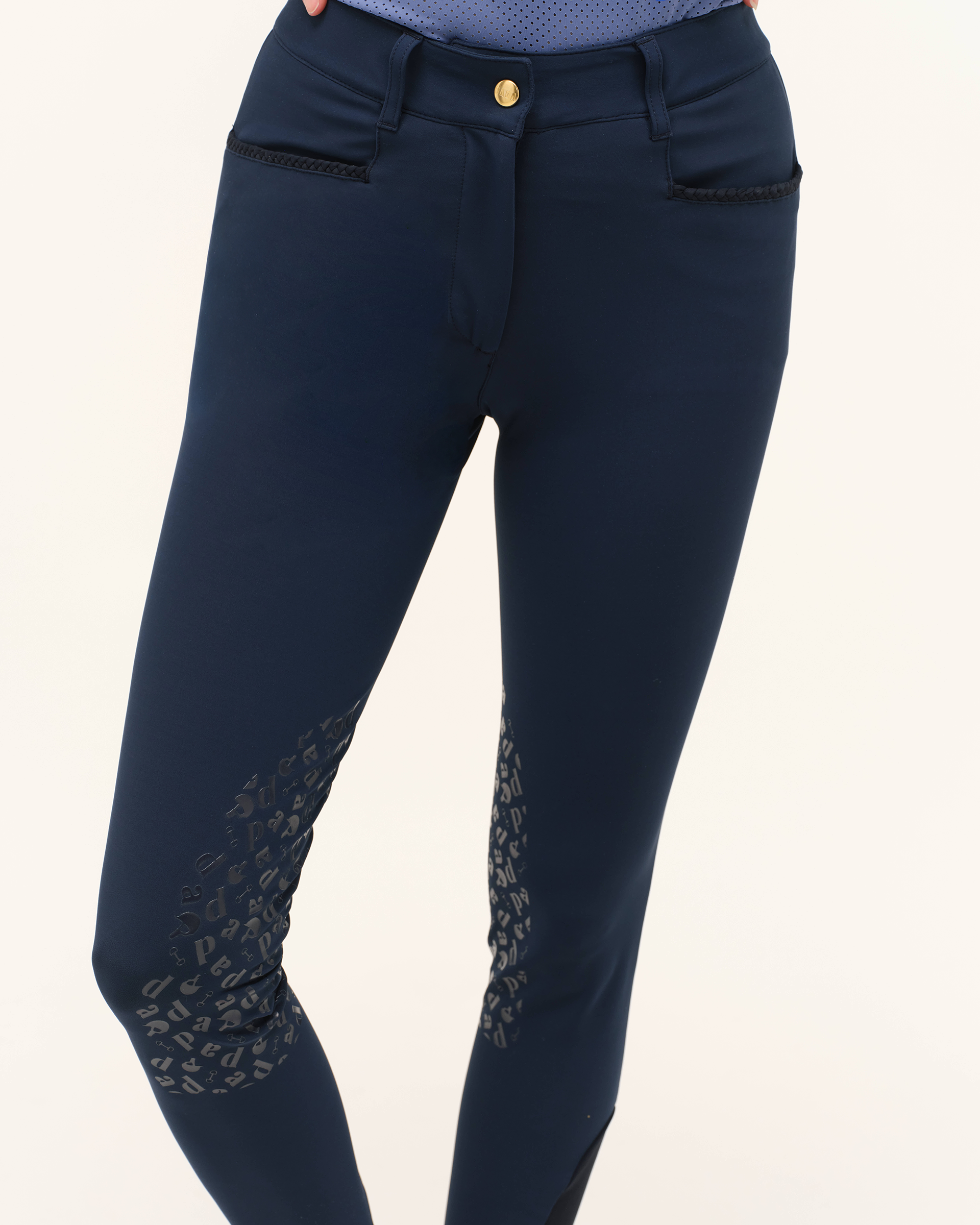 Giovani-light-grip-dark-baltic-pants-dada-sport-_0003_251208_DADA_SANTI_SIERRA_27_0056_RETOUCHE.png