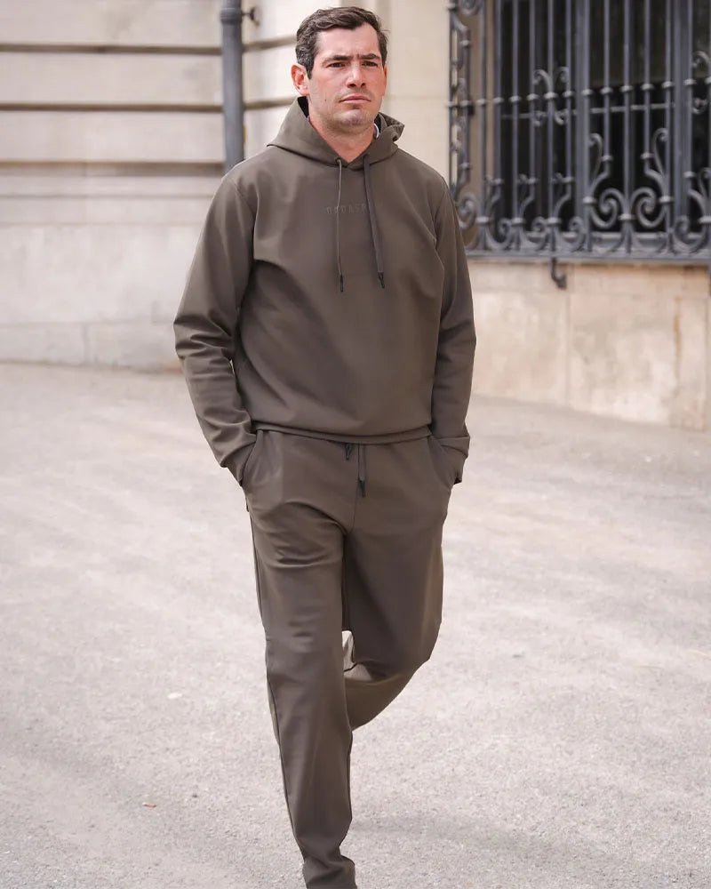 Luigi-sweat-green_bronze-dada-sport_0002_SAUTHERMES2025DADASHOOT-5-RETOUCHE_3_11zon.jpeg