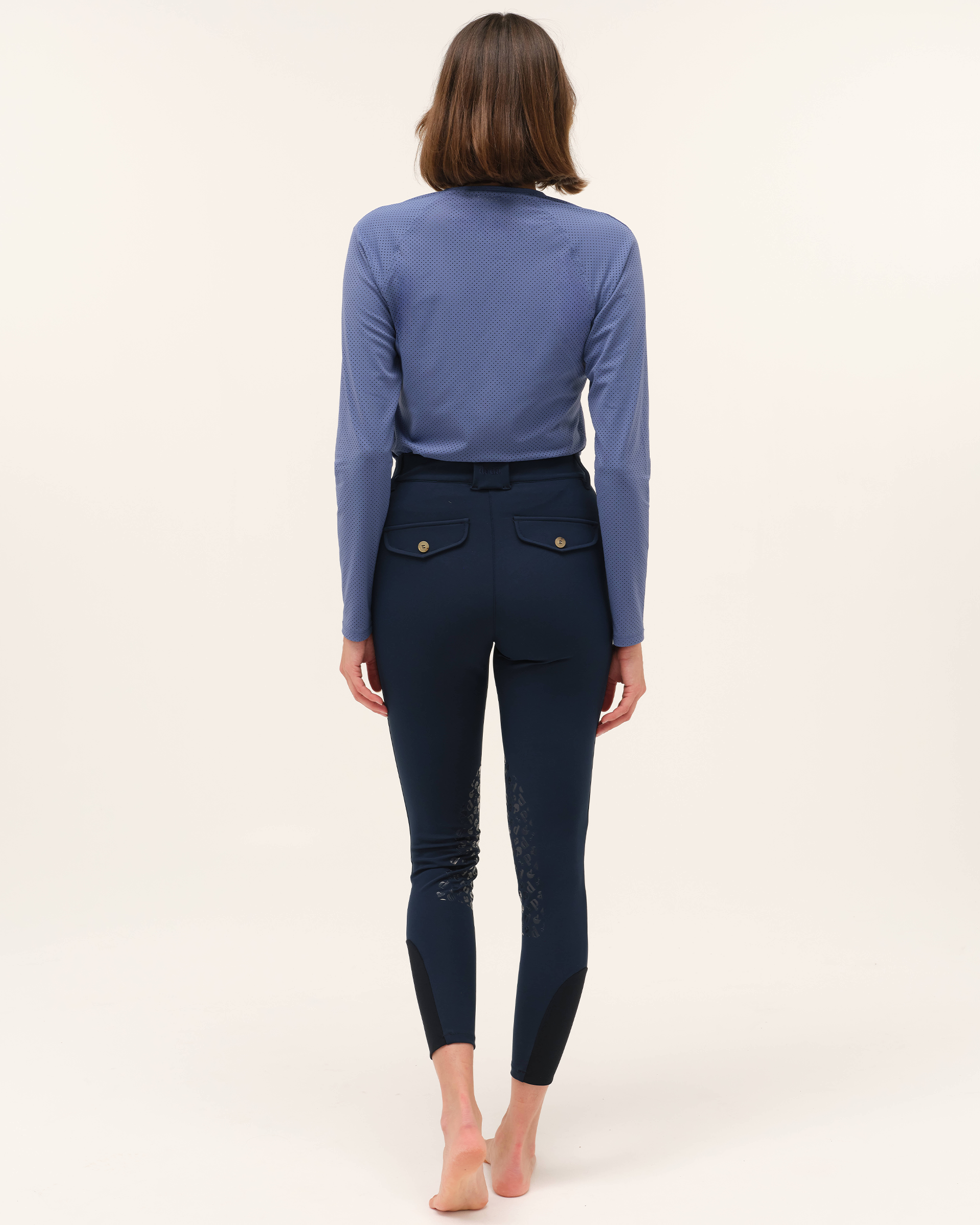 Giovani-light-grip-dark-baltic-pants-dada-sport-_0005_251208_DADA_SANTI_SIERRA_27_0021_RETOUCHE.png