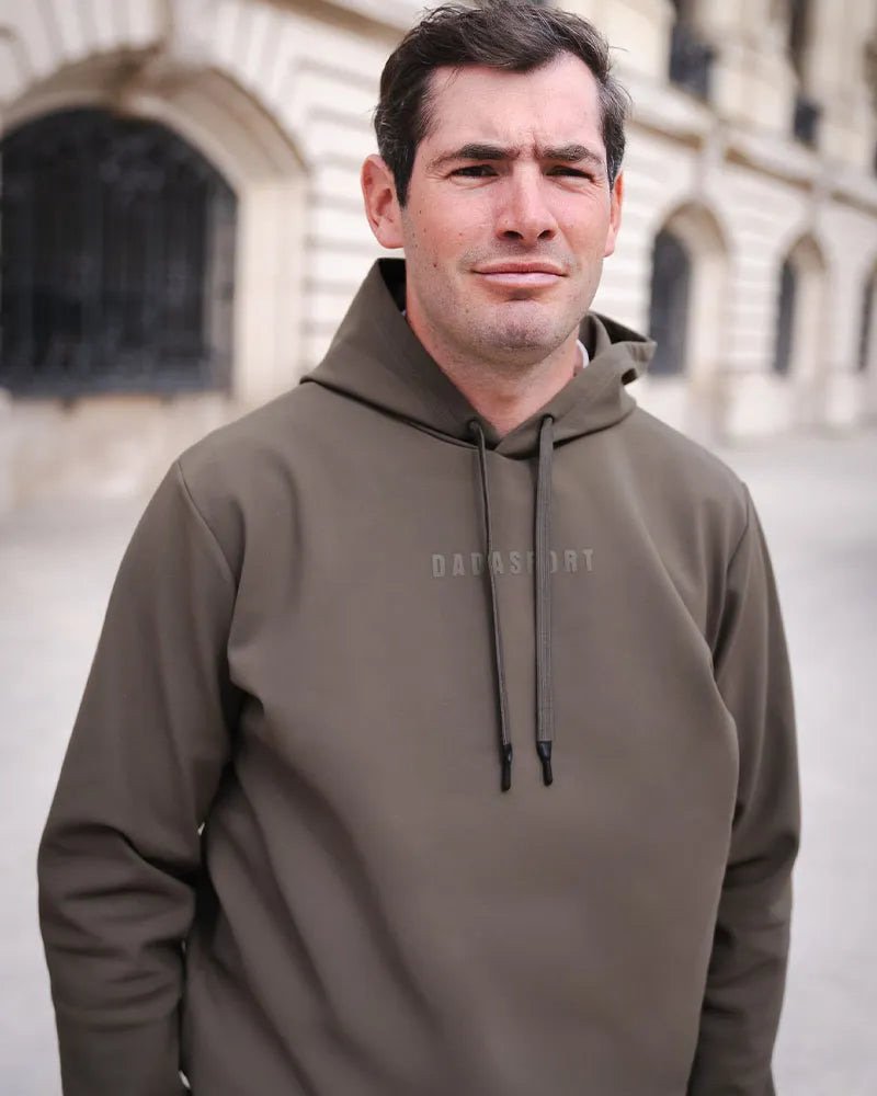 Luigi-sweat-green_bronze-dada-sport_0005_SAUTHERMES2025DADASHOOT-2-RETOUCHE_1_11zon.jpeg